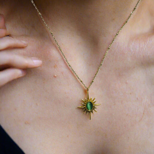 Necklace With Green Charming Stone
