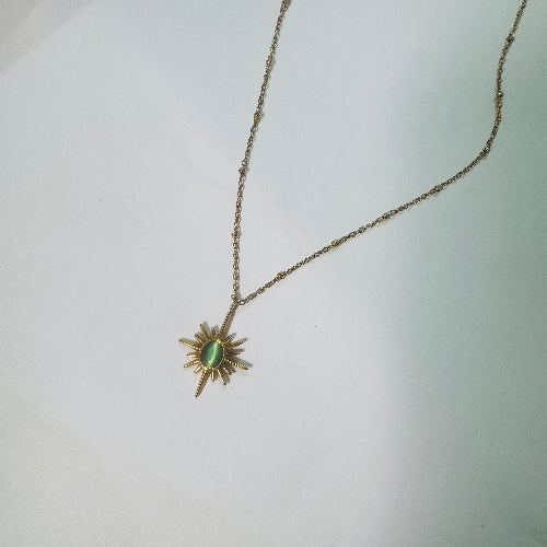 Necklace With Green Charming Stone